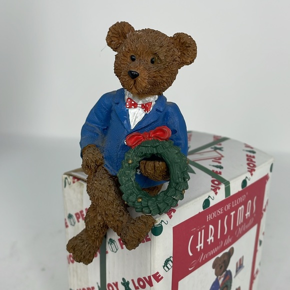 Vintage 1998 House Of Lloyd Christmas Seasonal Bear Sits on the edge of a shelf - Picture 3 of 14